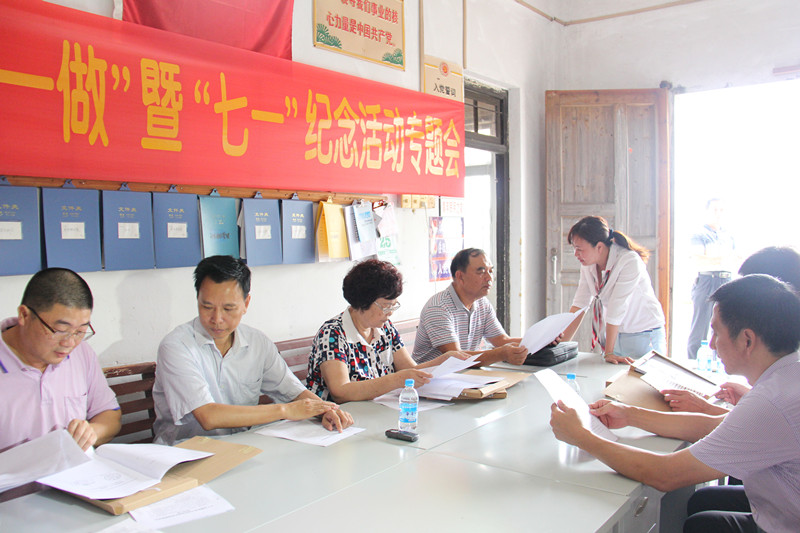 9月1日，市人大副主任刘雪真到新丰村调研指导精准扶贫工作2（市环保局 陈丽铃摄）_副本.jpg