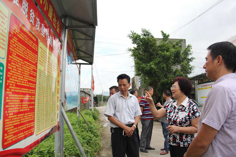 9月1日，市人大副主任刘雪真到新丰村调研指导精准扶贫工作1（市环保局 陈丽铃摄）_副本.jpg