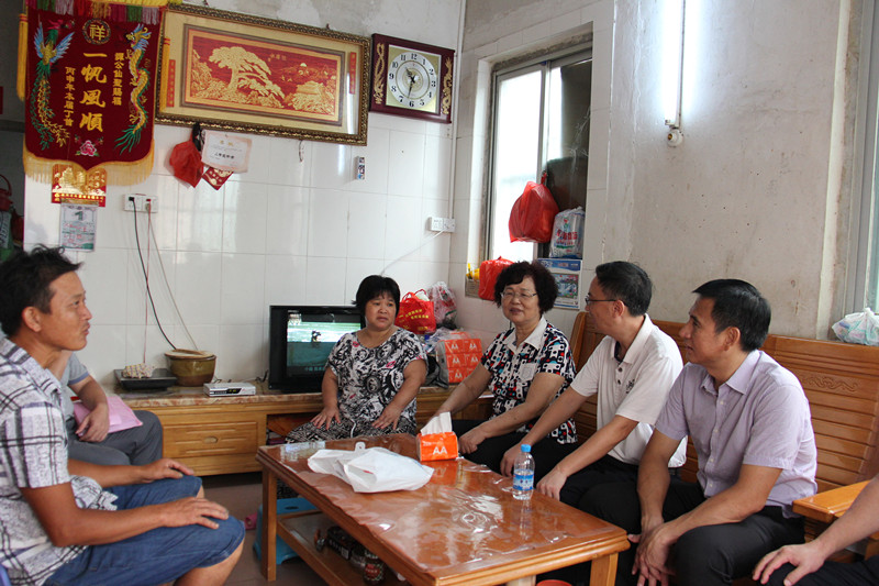 9月1日，市人大副主任刘雪真到新丰村调研指导精准扶贫工作5（市环保局 陈丽铃摄）_副本.jpg