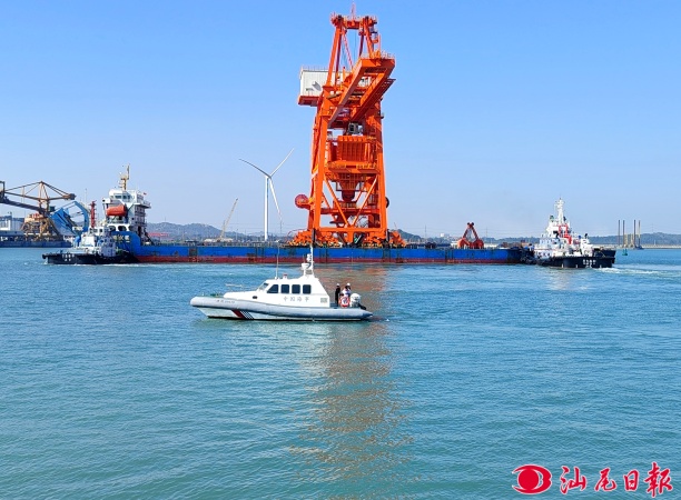 汕尾海事部门护航卸船机精准“落户”红海湾电厂码头